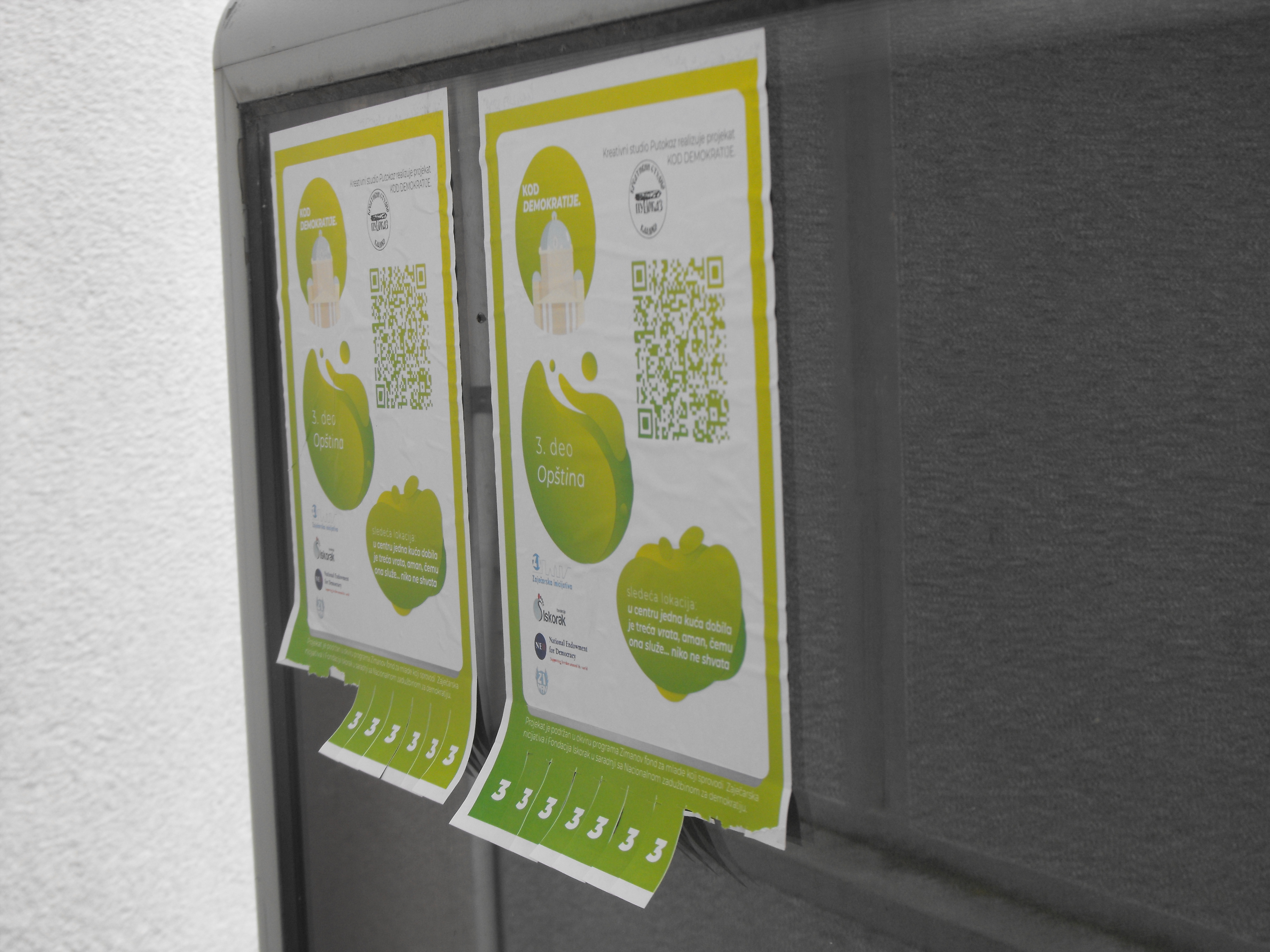 QR codes led contestants to videos with basic concepts related to democracy.